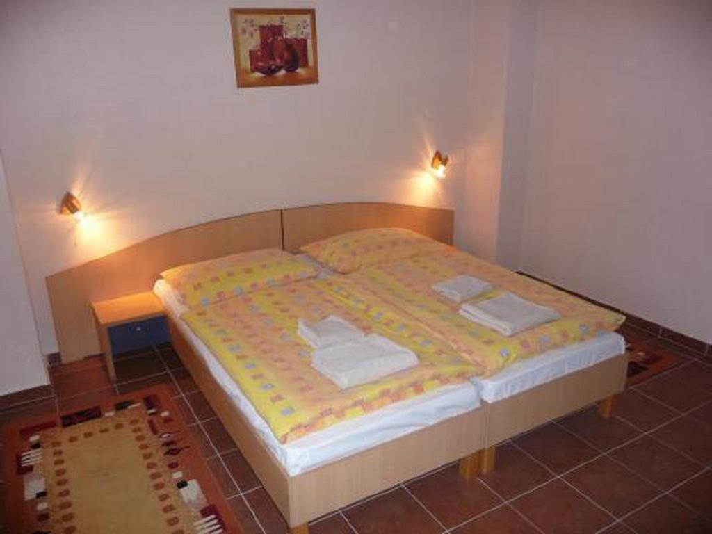 Batavya Penzion Topolcany Room photo